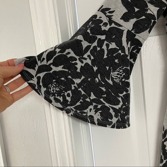 NWT Vince Camuto Long Bell Sleeve Grey & Black Floral Dress Size 6 - Picture 5 of 9